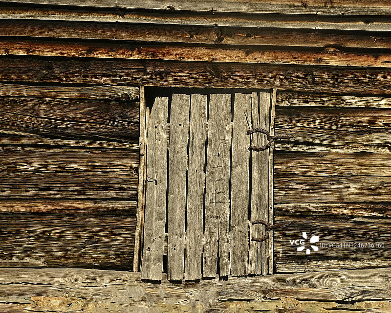 旧木谷仓入口，用马蹄铁制成的铰链固定图片素材