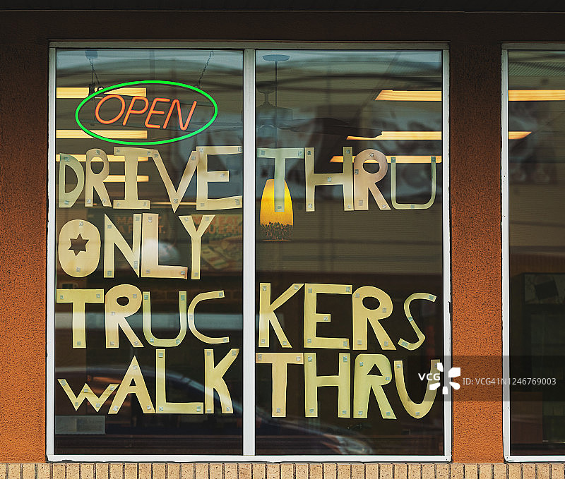 快餐店为卡车司机开放图片素材