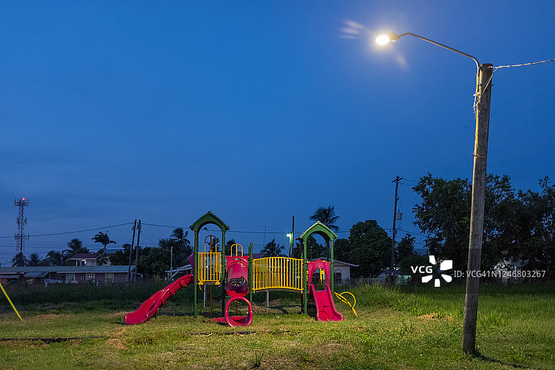 乔治敦夜晚的废弃游乐场图片素材