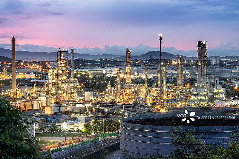 日落时分的炼油厂图片素材
