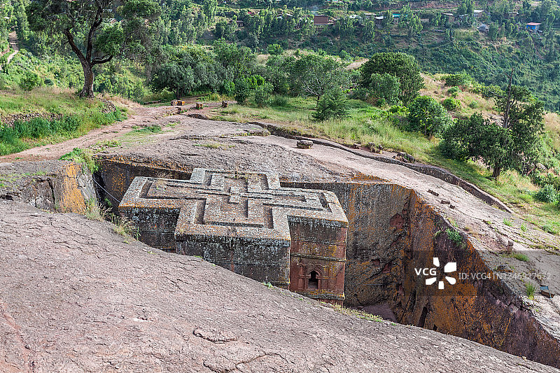 岩石山丘上的圣乔治岩石教堂图片素材
