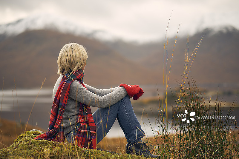 女人在苏格兰高地享受退休生活图片素材