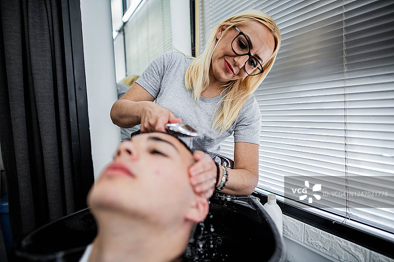 在理发店的男人图片素材