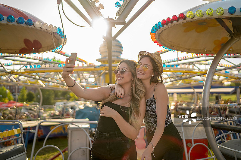 在游乐场里一起玩耍的快乐女孩们图片素材