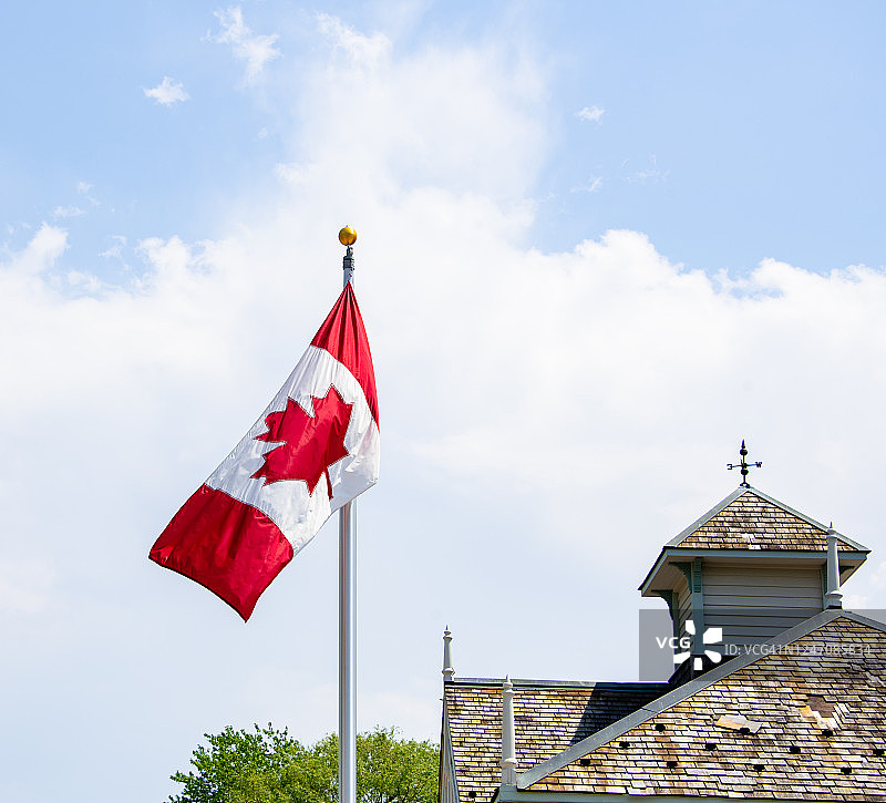 旗杆上飘扬的加拿大红白旗帜图片素材