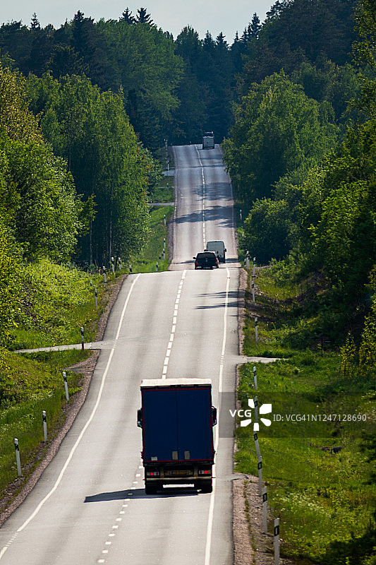 直道上的卡车和轿车图片素材