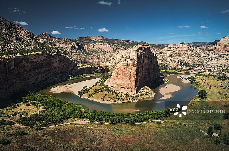 石船岩和绿河图片素材