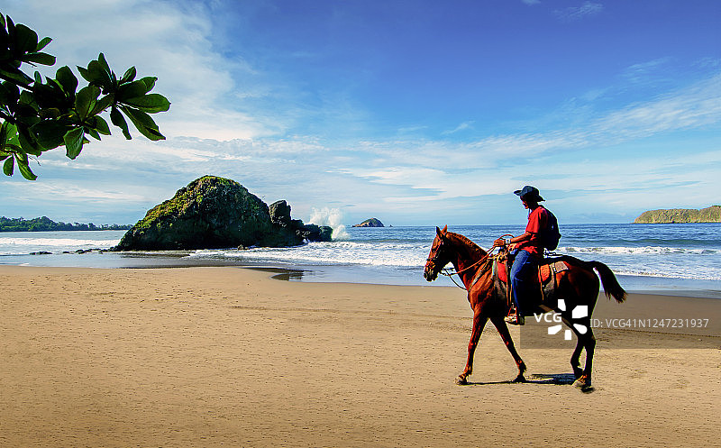 骑马者，曼努埃尔·安东尼奥国家公园海滩，太平洋图片素材