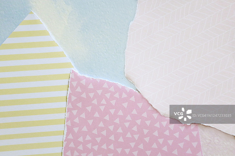 带有撕裂边缘和简单图案的彩色粉色纸张拼贴画图片素材