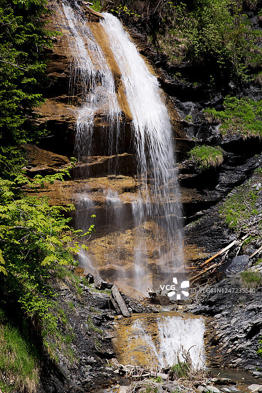 迪亚布勒雷的绿色自然风光中的瀑布图片素材