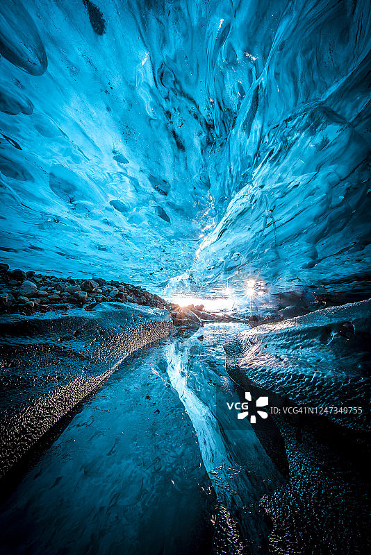冰洞中的河流图片素材
