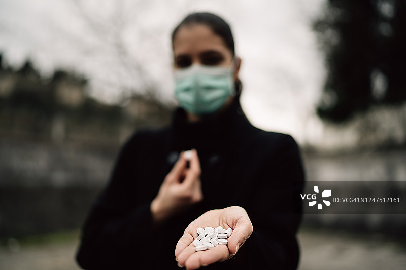 戴口罩的人提供药物。分发处方药。病毒/细菌感染。病毒爆发。传染病防控。使用膳食补充剂增强免疫系统图片素材