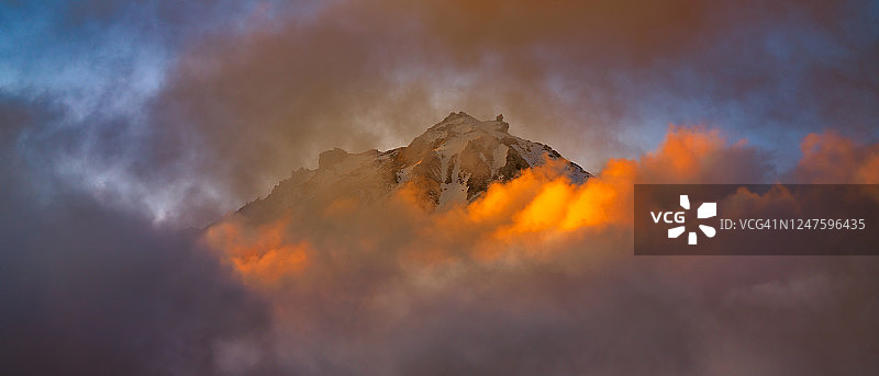 科里亚克火山日落傍晚云景图片素材