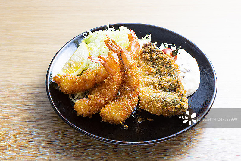 日式家常菜谱：炸竹荚鱼和炸虾图片素材