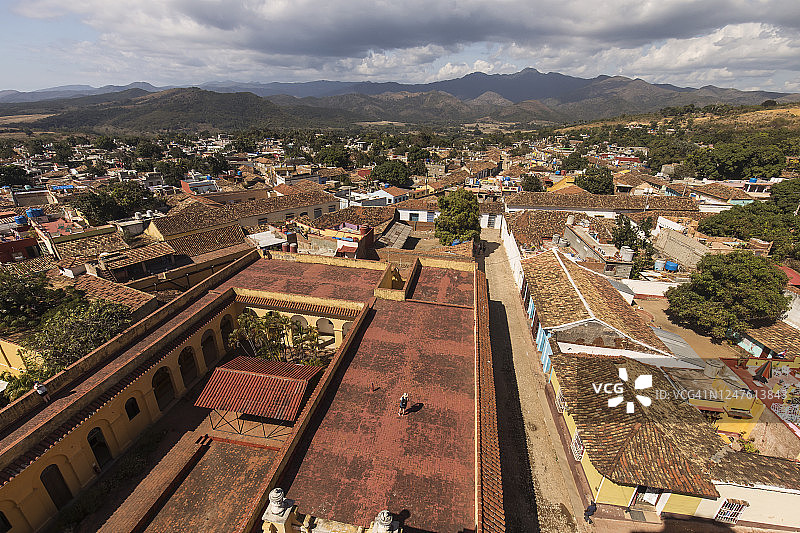 从钟楼俯瞰特立尼达市的城市景观，古巴图片素材