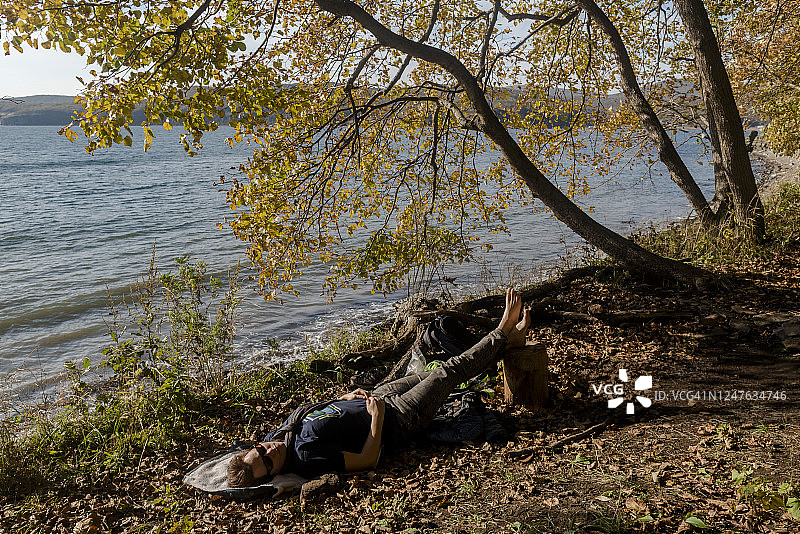 一位女士在海边放松图片素材