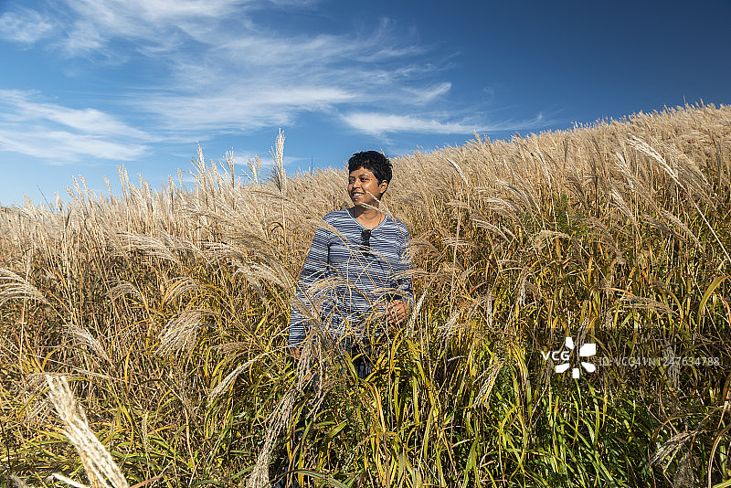 呼吸山间新鲜空气图片素材