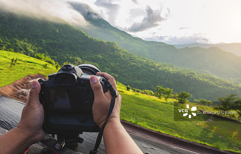 旅行摄影师设备与美丽风景背景，旅行和放松概念图片素材