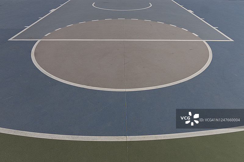 仰视视角下的篮球半场图片素材