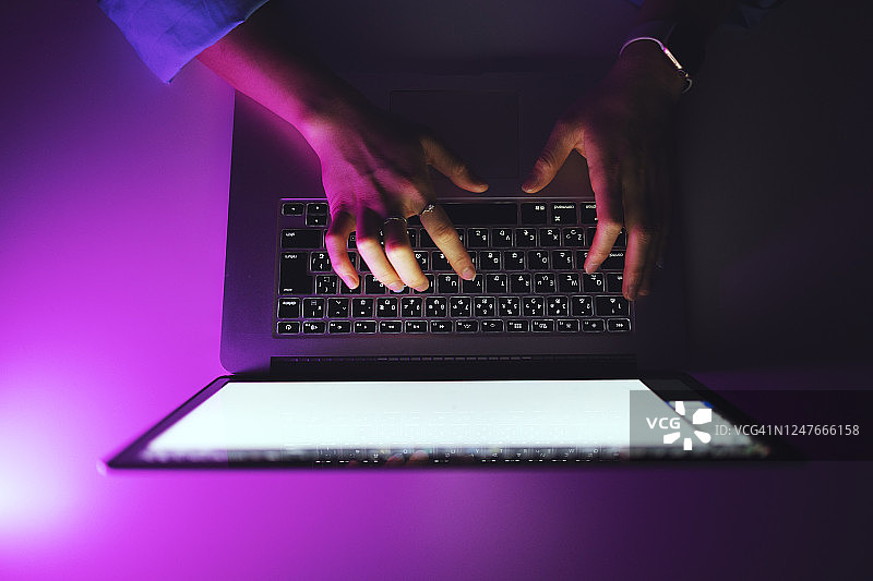 深夜使用笔记本电脑的女人图片素材