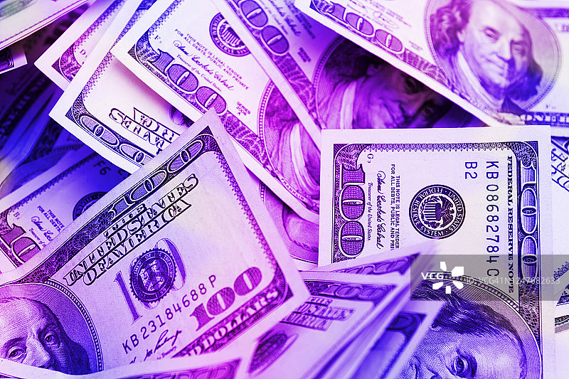 霓虹灯光下的百元美钞背景图片素材