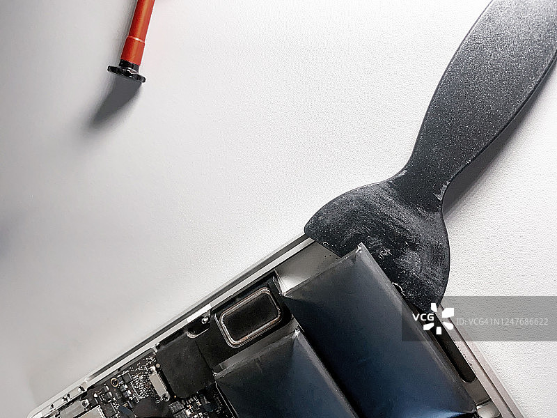 拆解鼓包的笔记本电脑更换电池图片素材