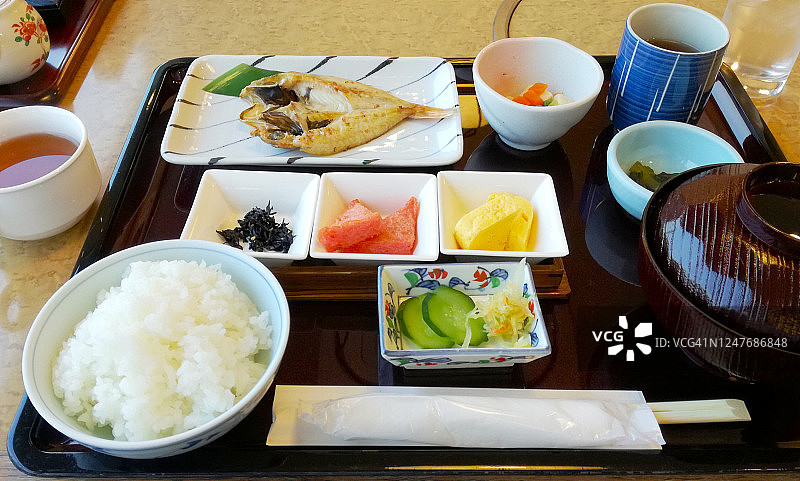 传统日式酒店（旅馆）内的日式早餐图片素材