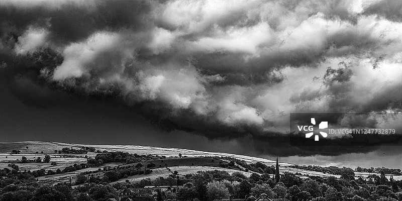 英国德比郡高地峰区的乳状风暴云图片素材