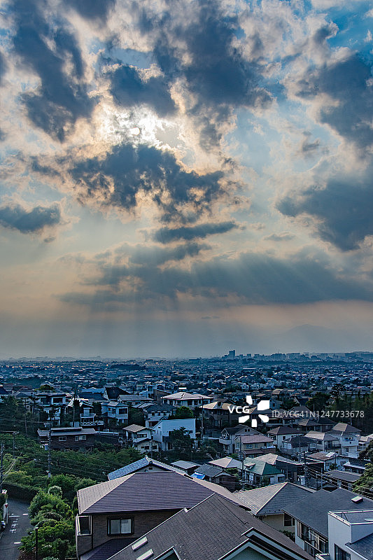 日本神奈川县住宅区日落光线图片素材