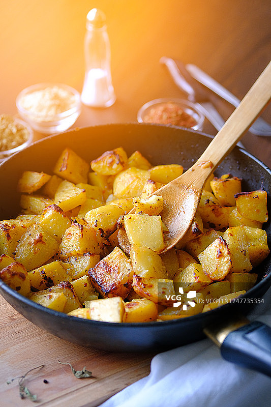 烤土豆配香料，乡村风格图片素材