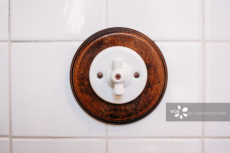 美丽的旧瓷开关图片素材