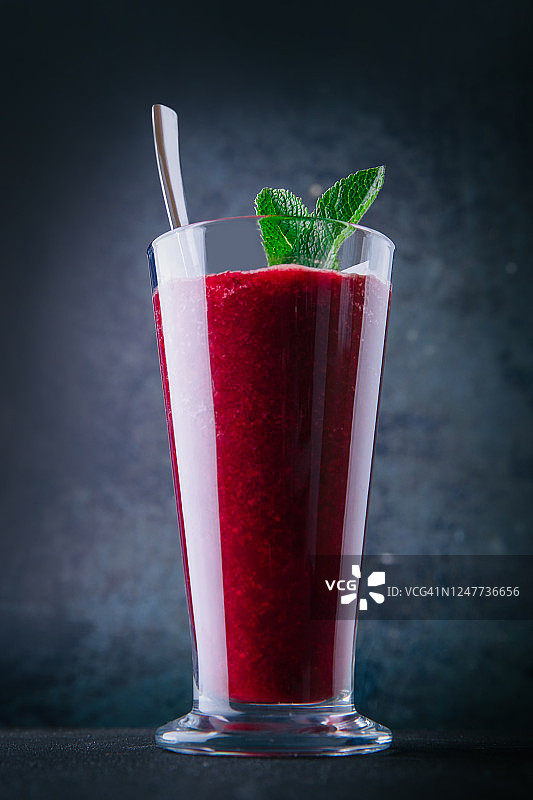 健康的甜菜排毒冰沙配奇亚籽图片素材