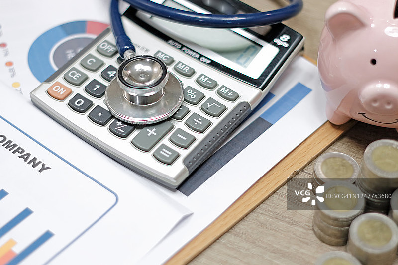 用于医疗保健成本或医疗保险的听诊器和计算器符号图片素材