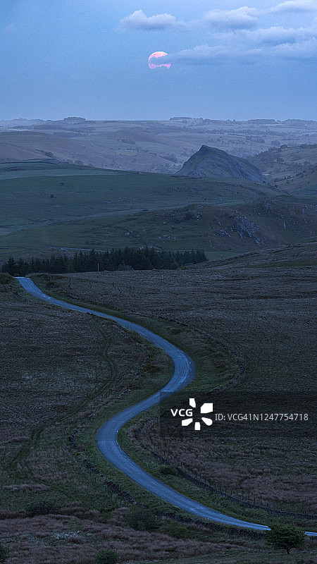 德比郡峰区上空的草莓月亮图片素材