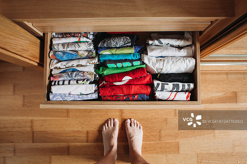 整理后的整洁梳妆抽屉图片素材