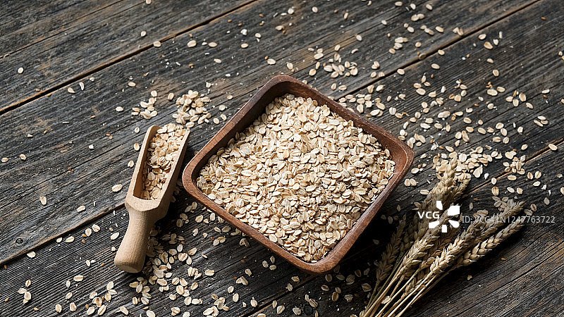 木碗里的干燕麦片图片素材