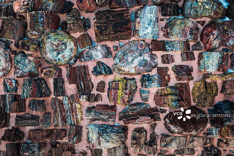 玛瑙屋墙壁，用石化木材建造图片素材