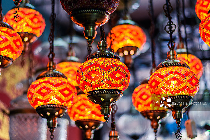 从天花板上垂下来的照明吊灯特写图片素材