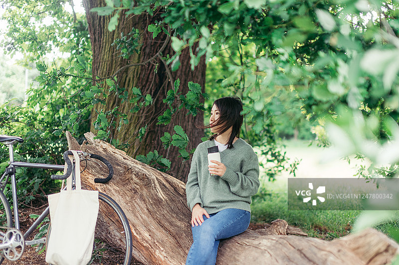 年轻女人在公园里亲近自然图片素材