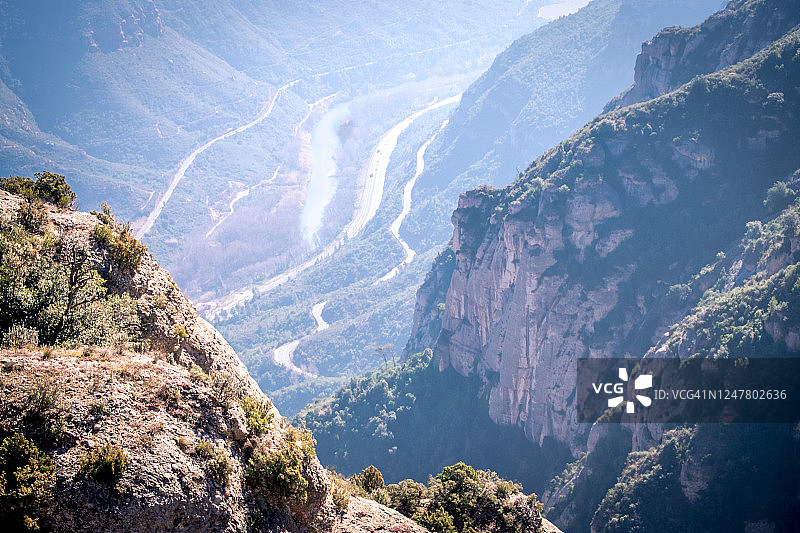 蒙特塞拉特修道院山区河流航拍图片素材