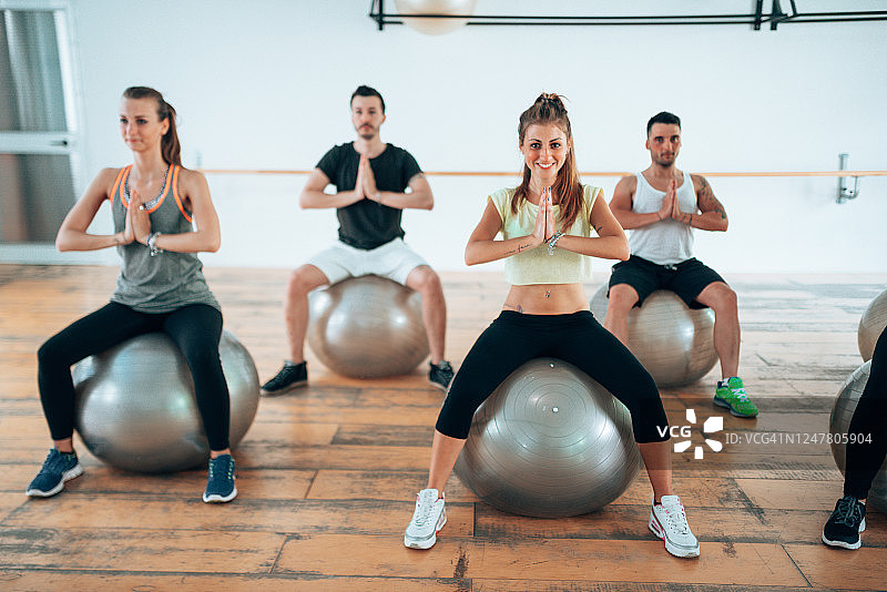 朋友们在健身房锻炼腹肌图片素材