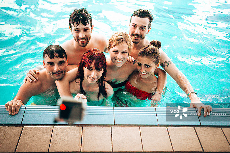 朋友们在泳池自拍图片素材