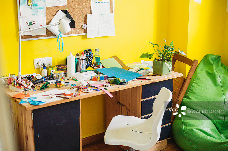 整理前青少年凌乱的桌子和房间图片素材