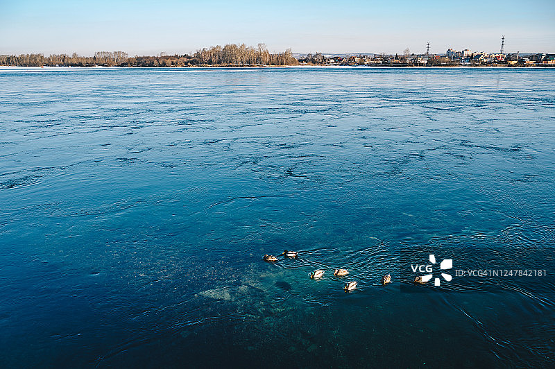安加拉河畔的宁静：西伯利亚伊尔库茨克市风光图片素材