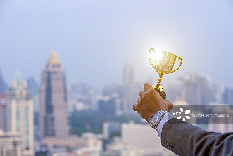与奖杯一起庆祝的商人图片素材