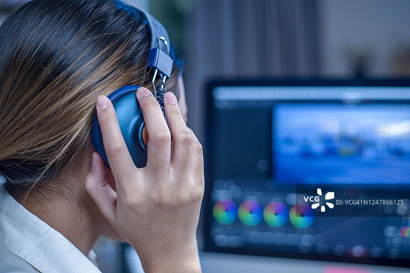 工作室里的职场女性进行视频编辑图片素材