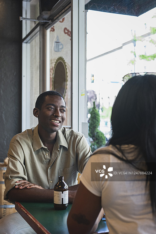 男人和女人在咖啡馆里交谈欢笑图片素材