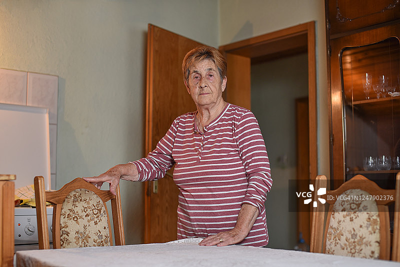 在家里健康自豪站立的年长妇女图片素材