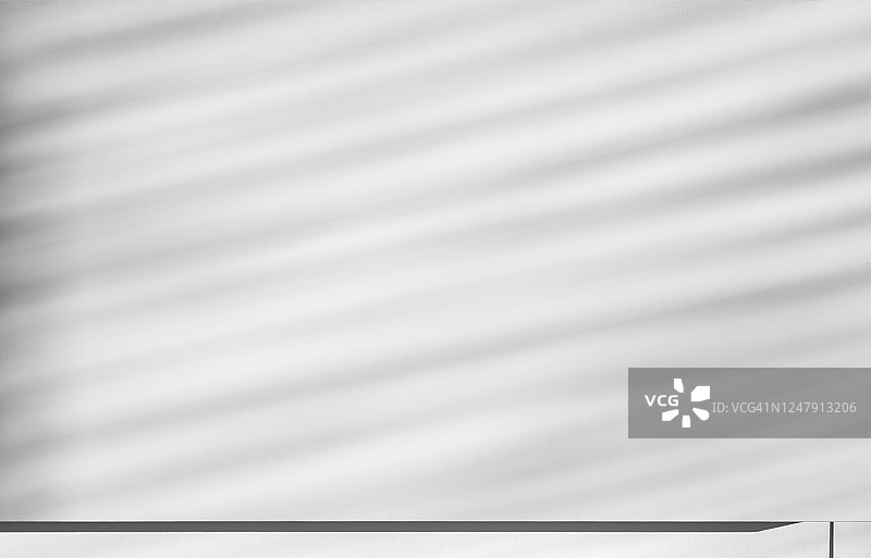 光影效果：白色墙壁上的精细斜条纹阴影图片素材