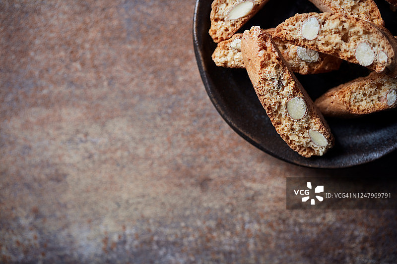 乡村石板背景上的意大利饼干，顶视图图片素材